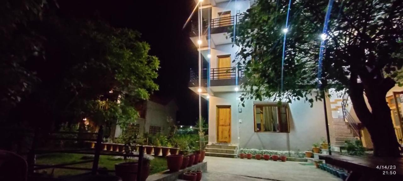 Tirthan Grand Riverside Banjār Exteriör bild