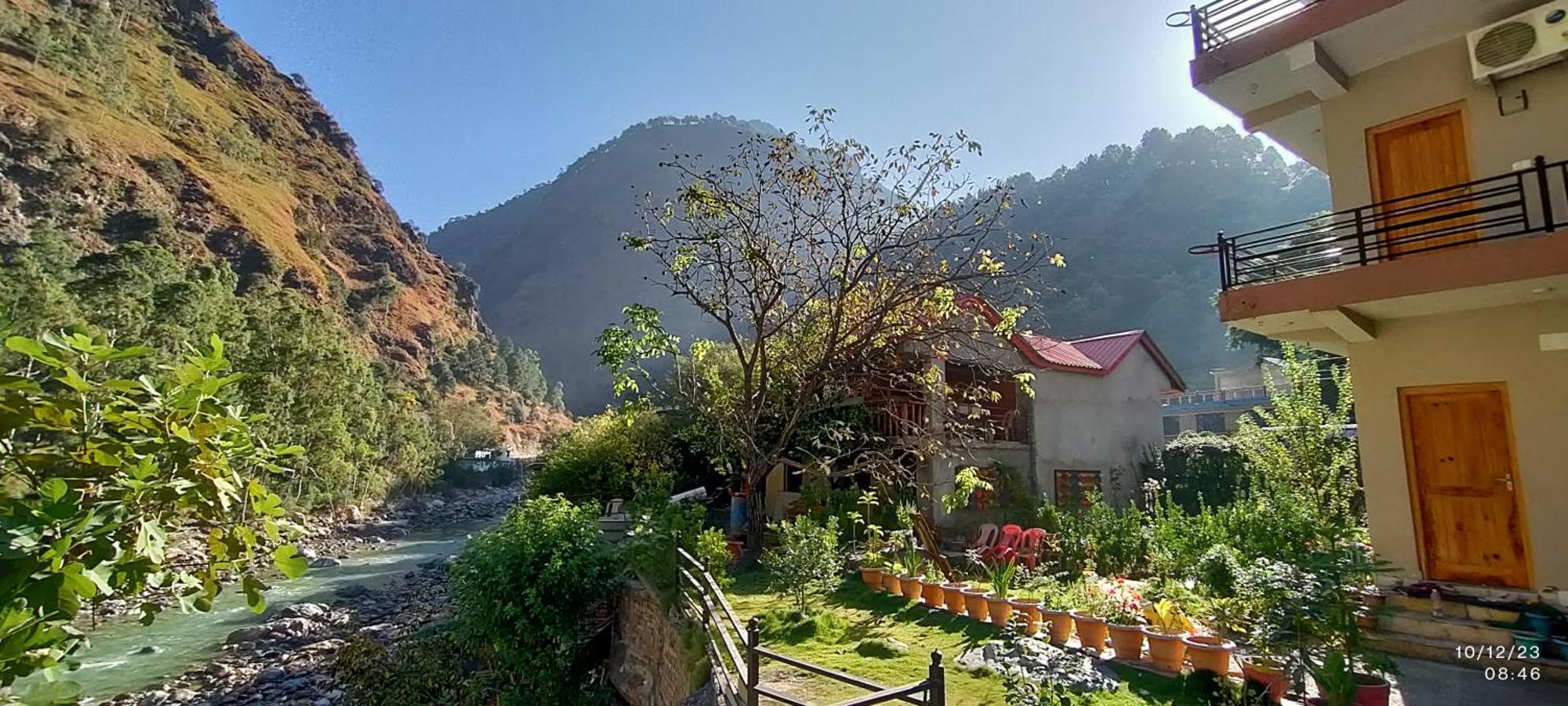 Tirthan Grand Riverside Banjār Exteriör bild