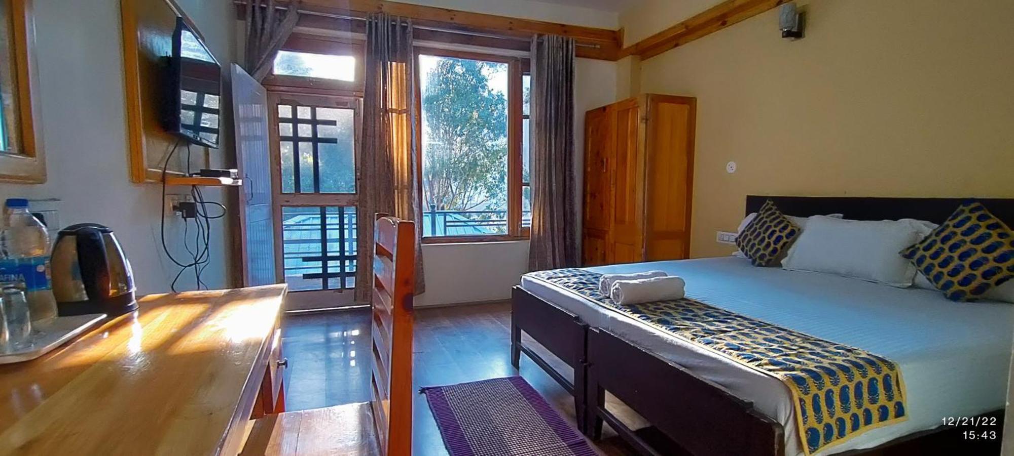 Tirthan Grand Riverside Banjār Rum bild